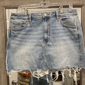 American Eagle Distressed Denim Mini Skirt Frayed Hem Light Wash Size 8